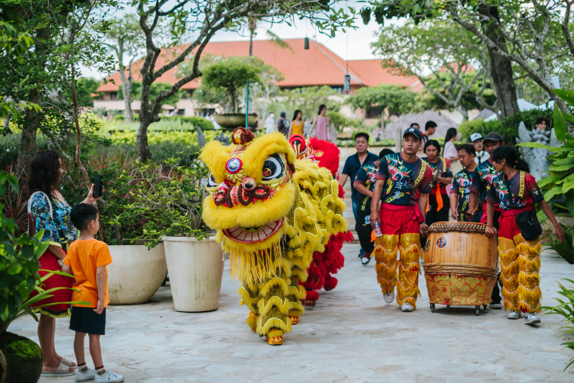ロビーで楽しむ獅子舞とライオンダンス | Seasonal Event | AYANA Bali